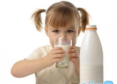 بچه ها باید شیر پرچرب مصرف کننند یا کم چرب؟