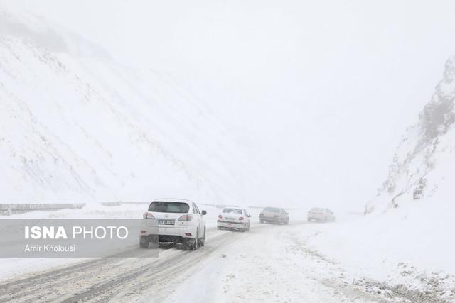 آغاز بارش برف در نیمه غربی کردستان، جاده های استان لغزنده است