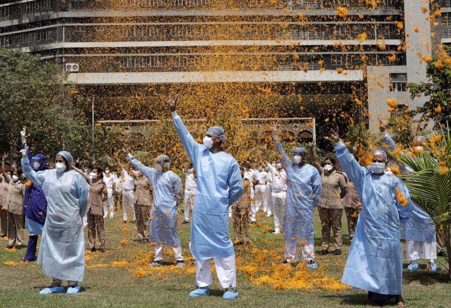 عکس روز ، گل ریزان برای کادر درمانی