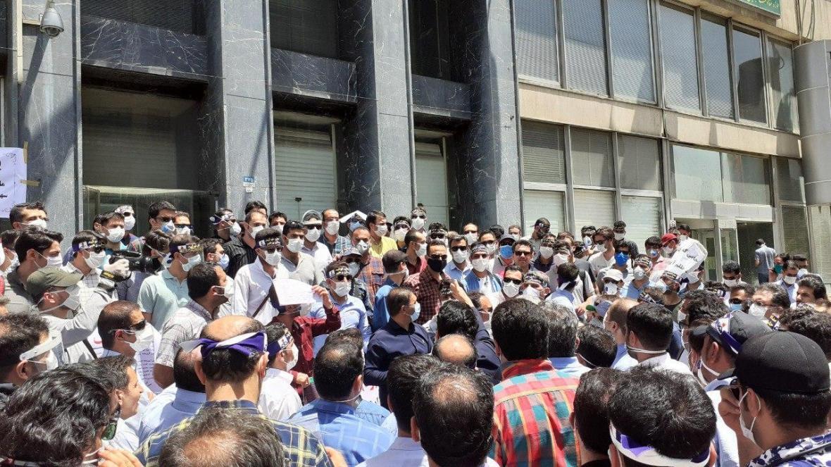 تجمع کارکنان وزارت نفت در اعتراض به اجرا نشدن افزایش حقوق