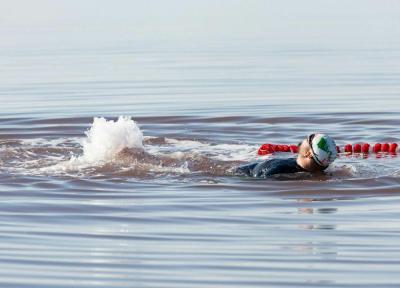 خبرنگاران شناگر ماکویی با دست و پای بسته در دریاچه ارومیه شنا کرد