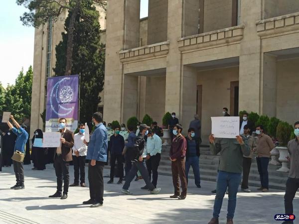 تجمع دانشجویان اصفهانی در اعتراض به واکسن خواری در شهرداری اصفهان