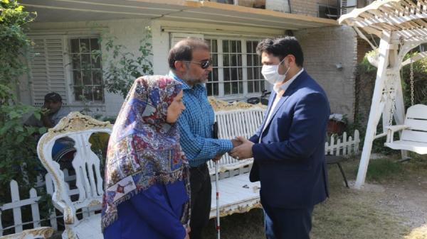 رئیس شورای شهر به دیدار زوج نابینای آبادانی رفت