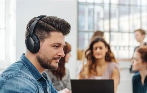 هدفون نویز کنسلینگ یا نویز ایزولیشن؛ کدام یک عملکرد بهتری در حذف نویز دارد؟